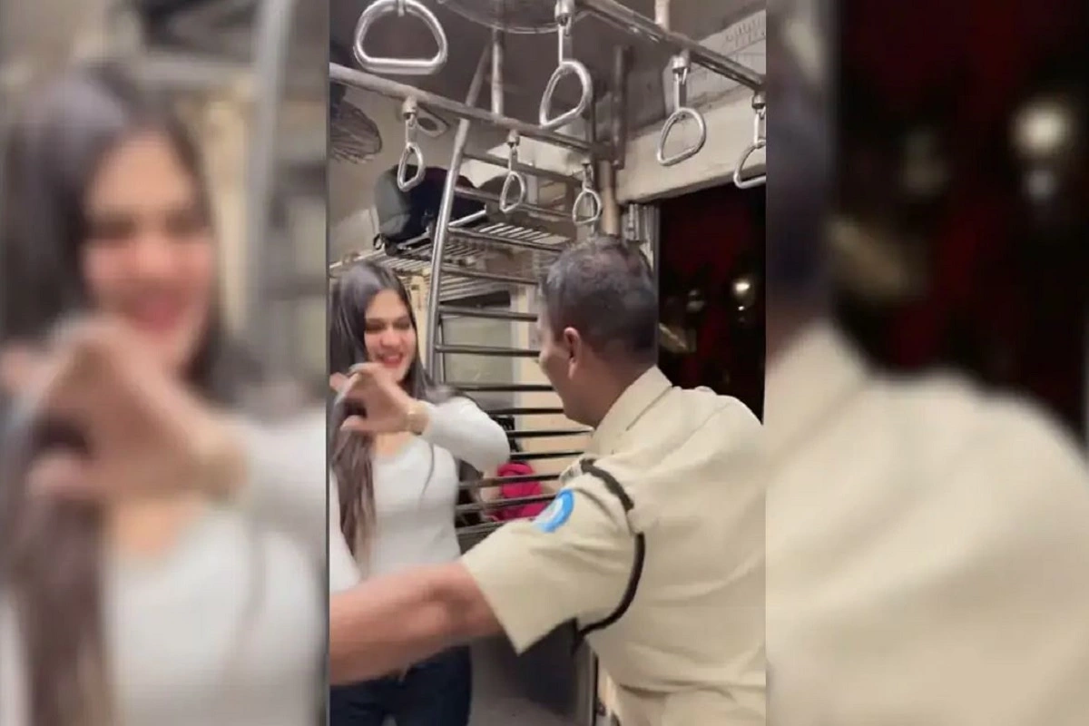 Mumbai Police Officer Faces a Dance Competition On Train With a Woman, Watch Here