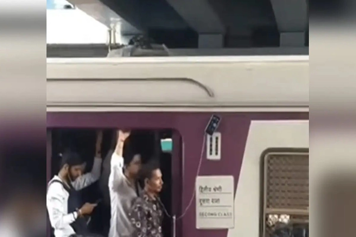 Internet In Splits After Seeing a Man’s Jugaad For His Mobile Phone On Mumbai Train