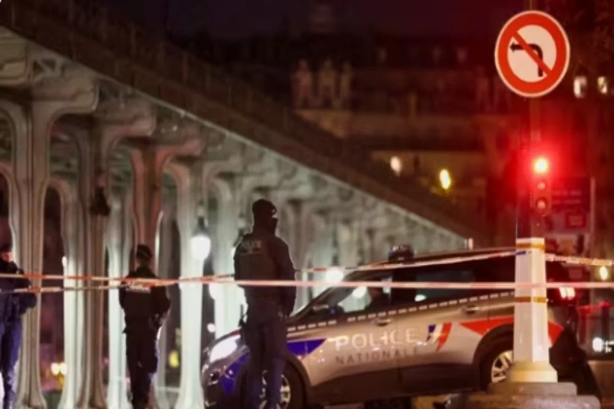 Tourists near the Eiffel Tower in Paris are attacked by a man, leaving one dead and two injured