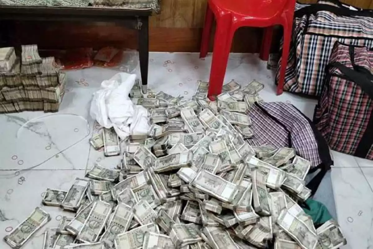 Counting ₹350 Crore Cash Seized From Congress MP's Distillery