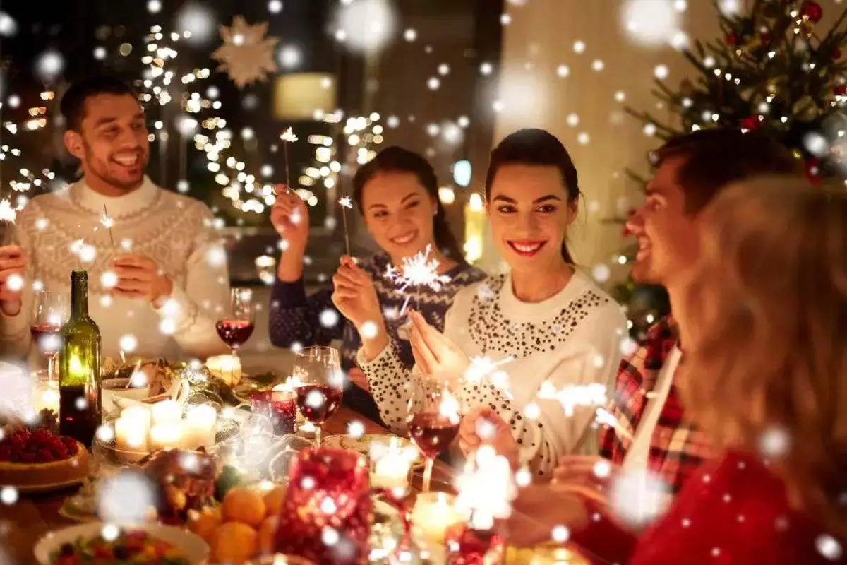 ‘Tinselling’: New Dating Trend Arrived As Santa’s Jingles Jingle All Around Us