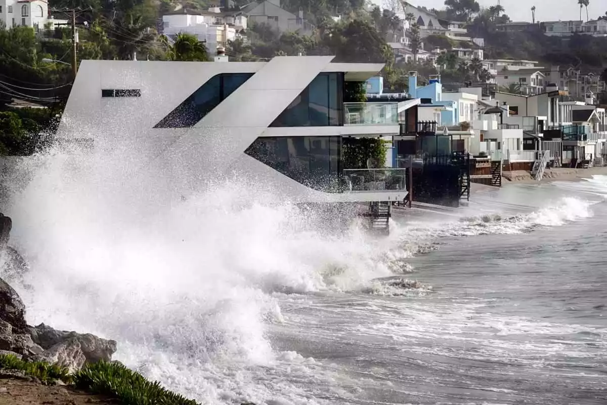 Powerful Pacific swell brings the threat of more dangerous surf to California