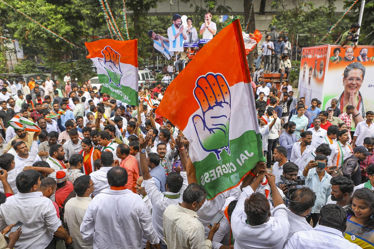 Congress protest march to Kerala DGP office turns violent, water canons used to control crowd