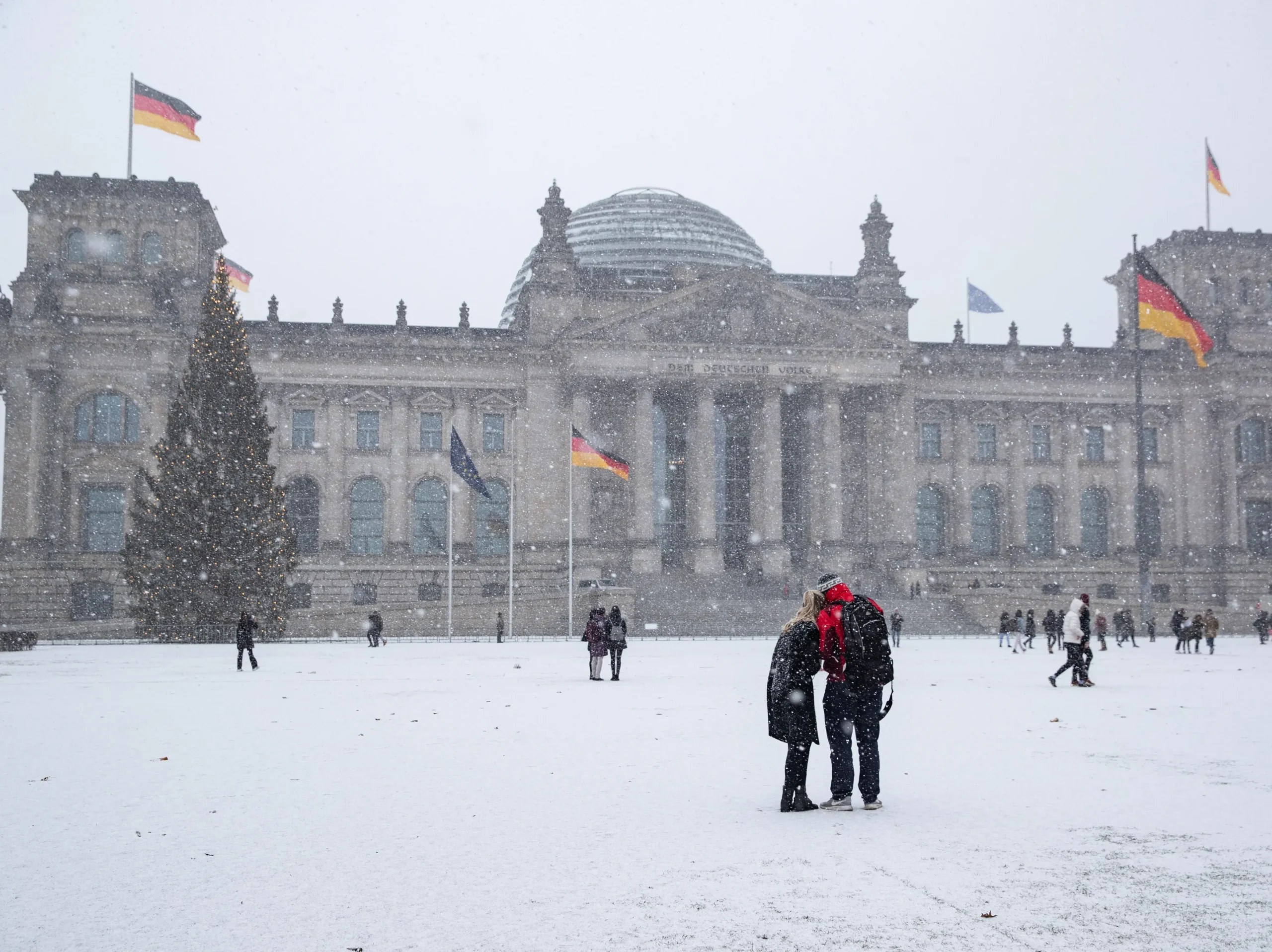 Heavy Snow Paralyzes Germany, Grounding Over 800 Flights And Hitting Trains