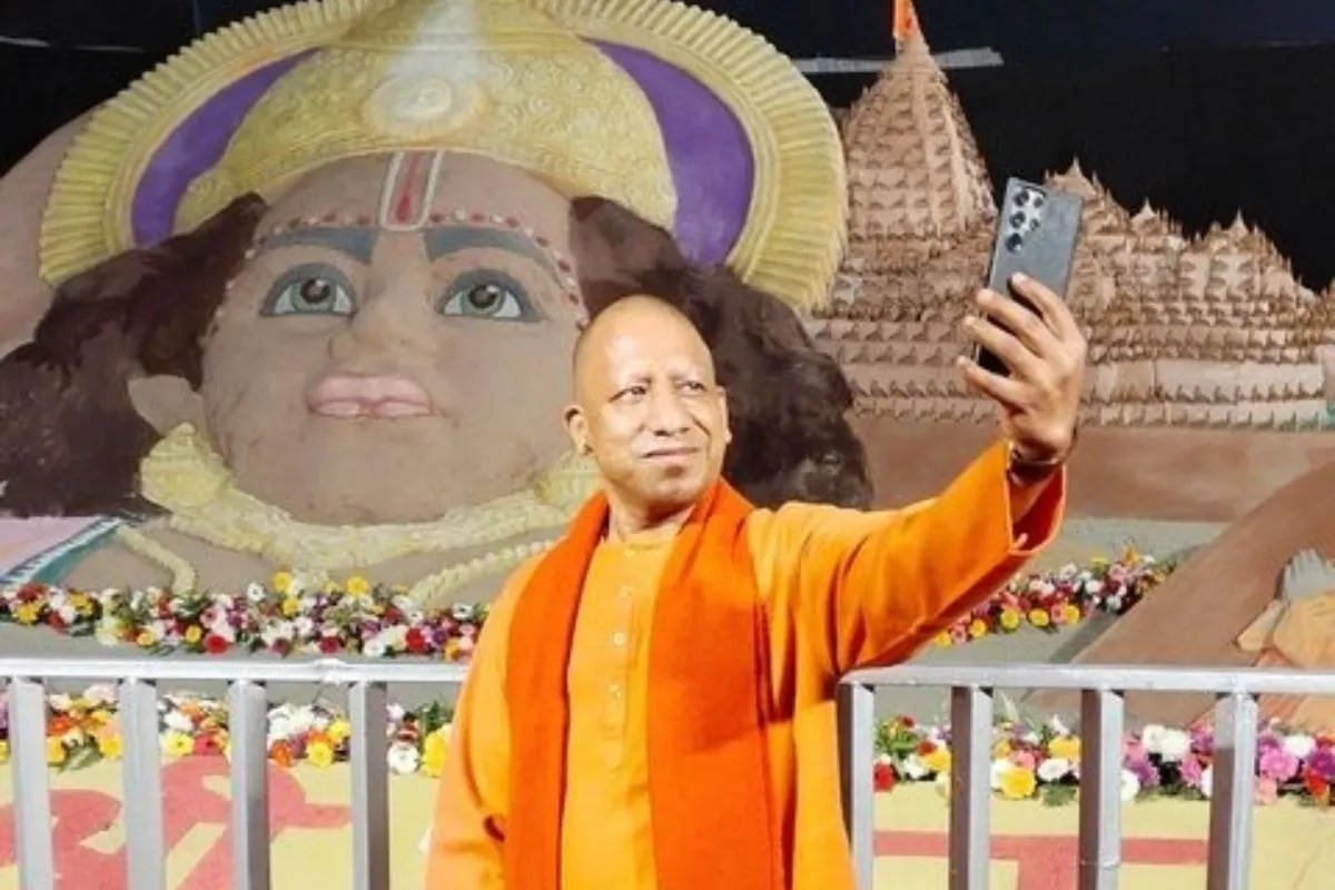 CM Yogi Adityanath Takes Selfie With Sudarsan Pattnaik’s Sand Art Ahead Of Ram Mandir Consecration 
