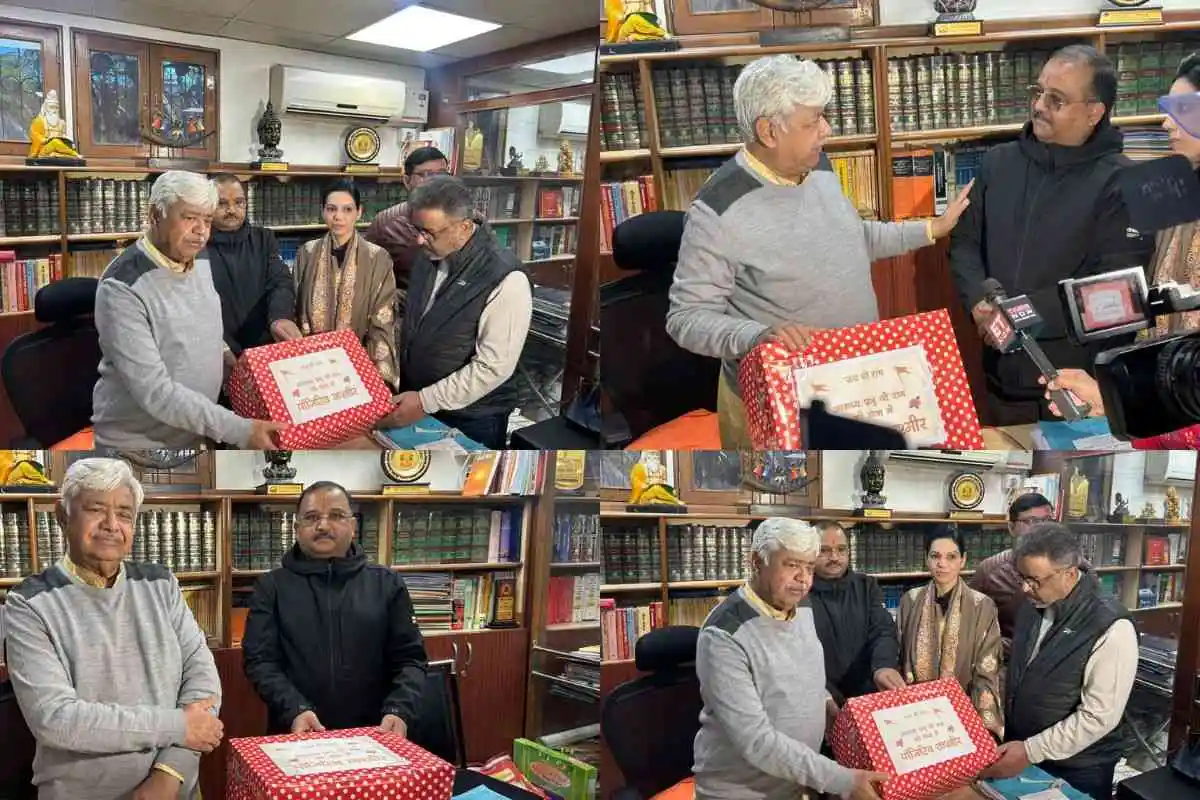 MRM Presents Finest Kashmiri Saffron to VHP Chief for Ram Lalla, Alok Kumar Extends Warm Welcome