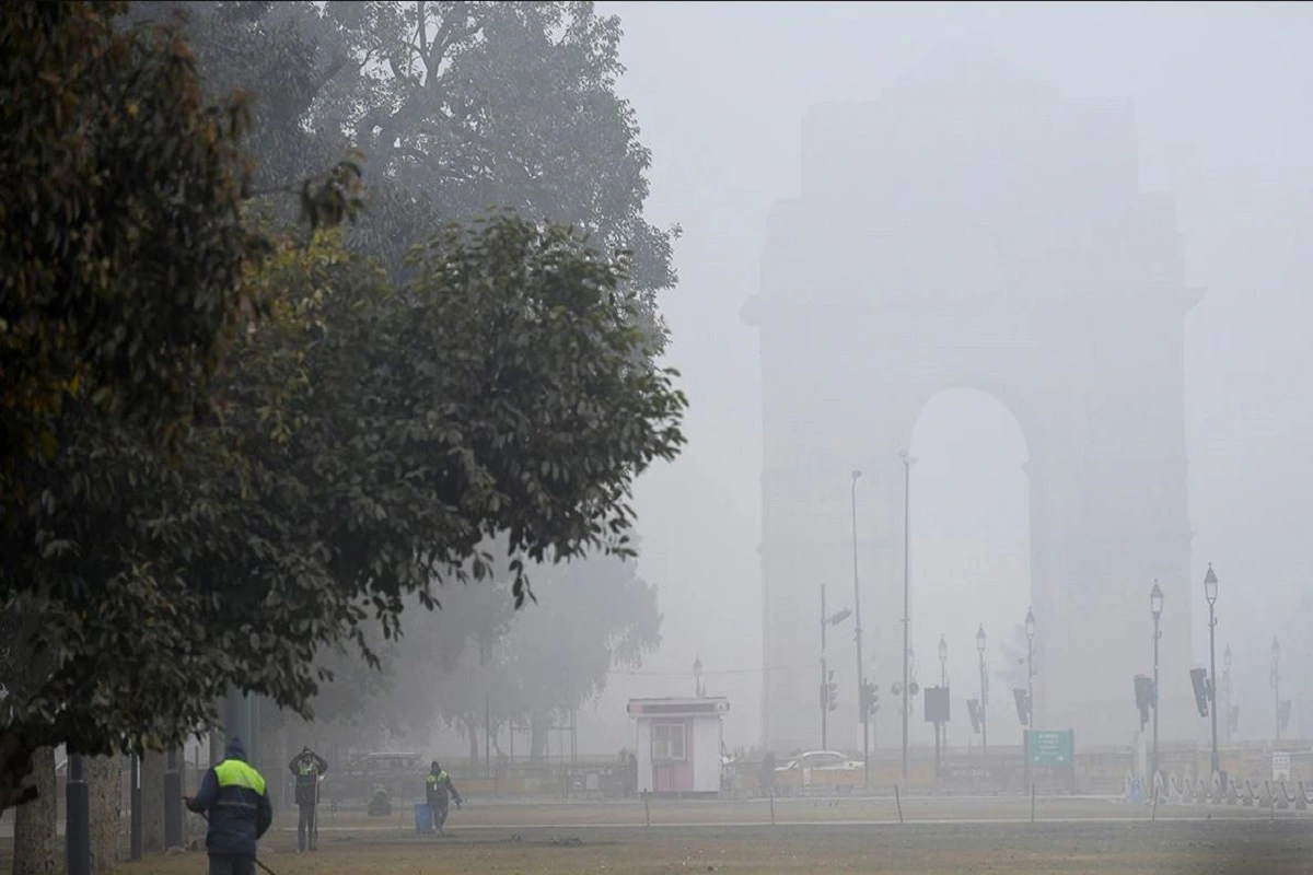 Dense Fog Paralyzes Delhi: 22 Trains Face Delays, Airport Area Witnesses Zero Visibility
