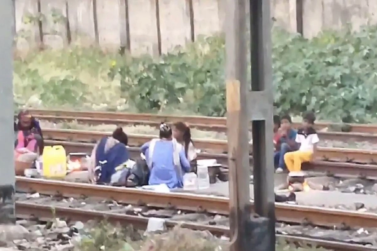 Railways Reacts as Video Emerges of People Cooking Food on Train Tracks Near Mumbai