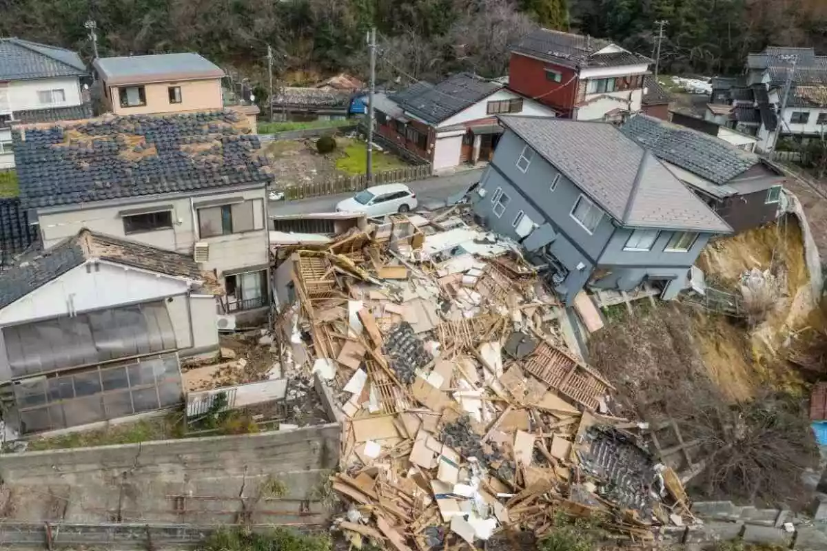 Japan Earthquake: Snowfall Come Out As Additional Barrier Between Rescue Team And Victims; Japanese Media Shares Overwhelming Stories