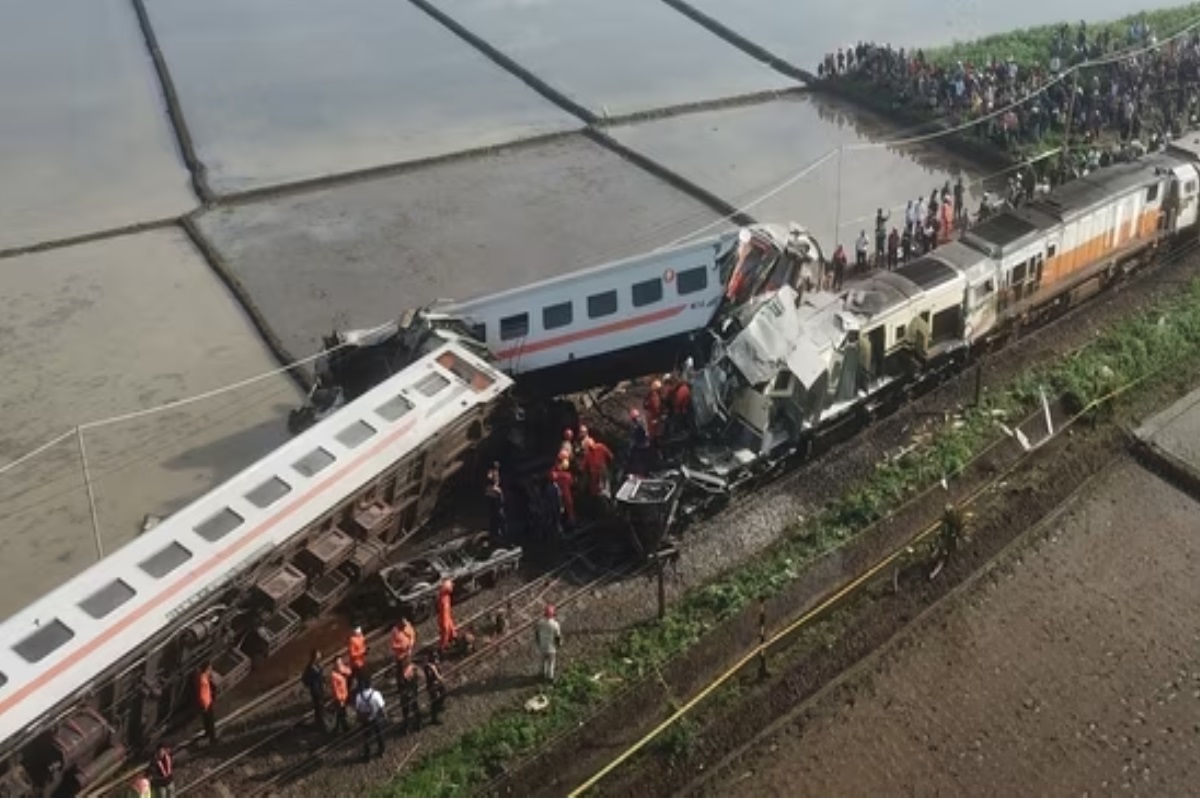 Two Trains Collide on Indonesia’s Java Island, 3 Dead