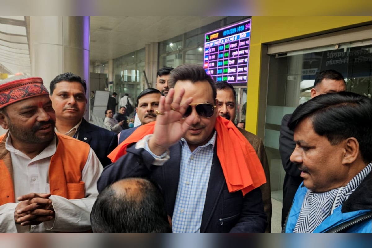 Upendrra Rai, CMD of Bharat Express News Network, Receives Grand Welcome at Varanasi Airport