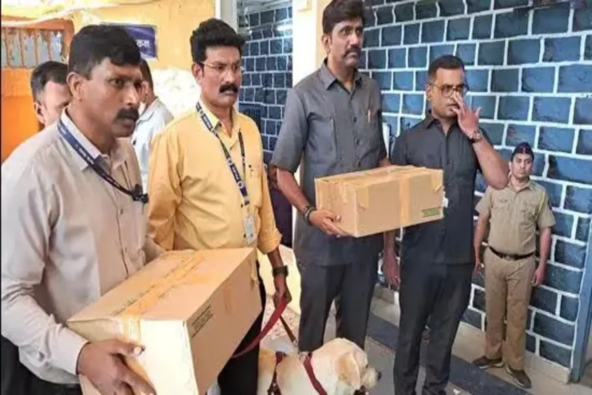 Kalyan India - Around 54 detonators were found at Kalyan station. Police have confiscated it and further investigation is going on Wednesday in India 21 2024