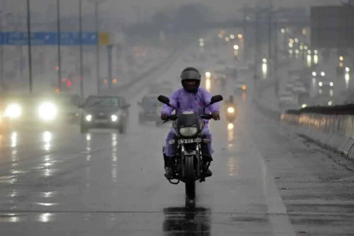 Delhi-NCR Awakens To Light Rainfall And Cloudy Skies, IMD Forecasts Gusty Winds and Thunderstorms