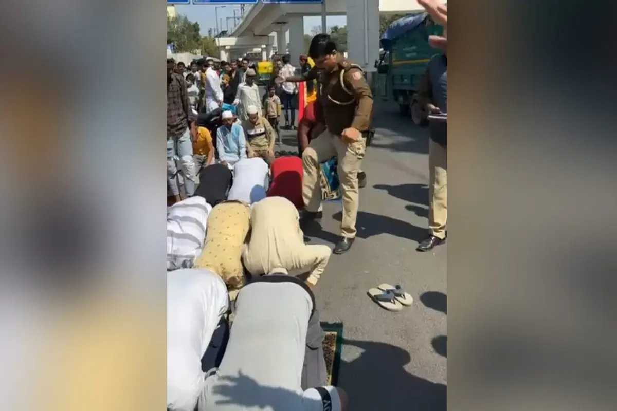 Delhi Cop Caught on Camera Kicking and Shoving Men Praying on Road, Faces Suspension