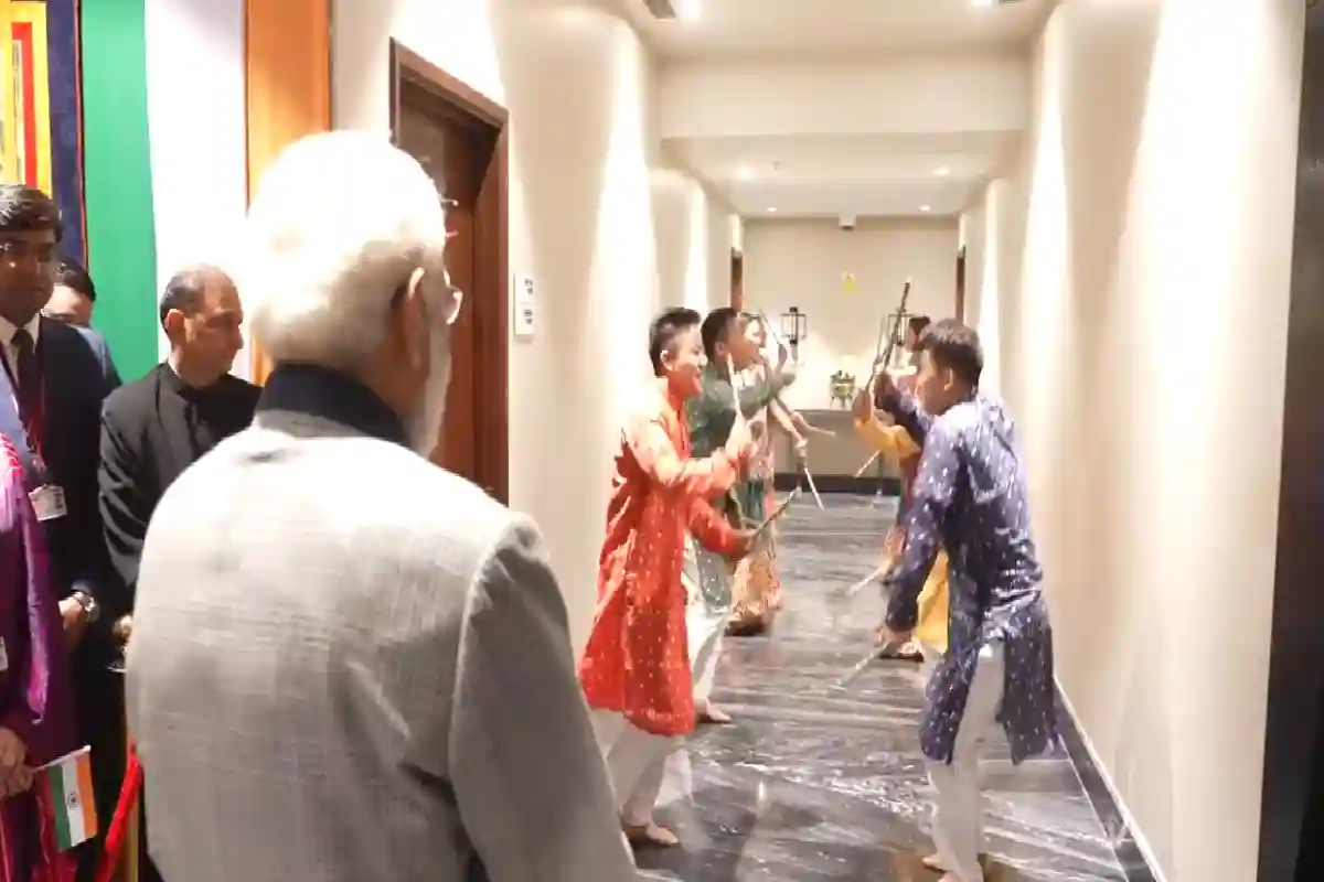 PM Modi Receives Grand Welcome in Bhutan, Children Present a Special Garba Performance