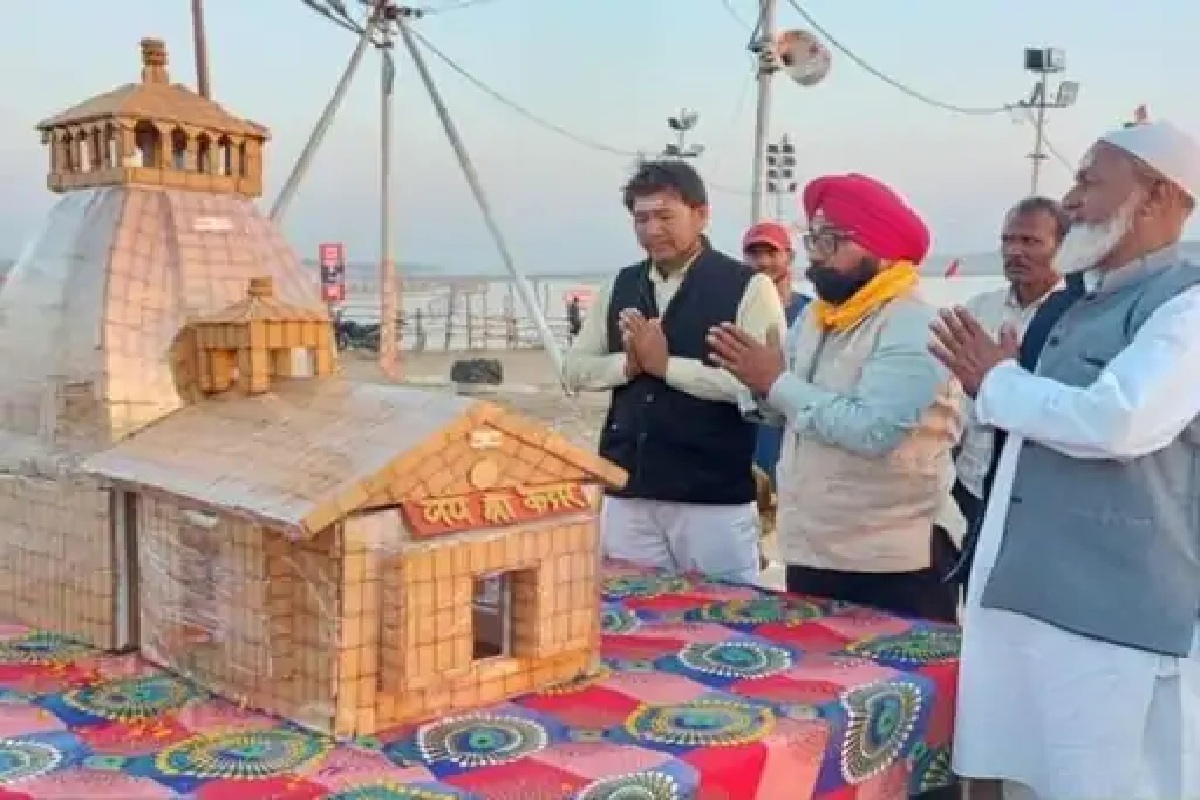 Prayagraj :Grand Shape Of Baba Kedarnath Temple Made From Five Thousand Biscuits At Sangam