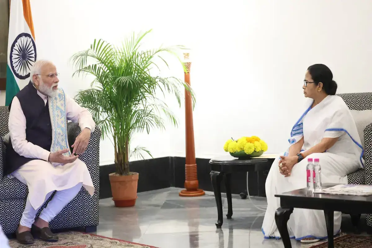 Mamata Banerjee Discusses State Matters with PM Modi During Kolkata Meeting