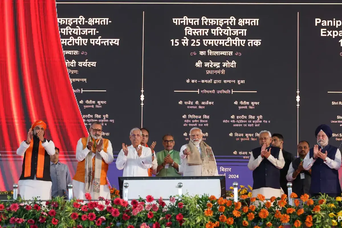 PM Modi Unveils ₹1.62 Lakh Crore Oil & Gas Projects, Flags Off Key Infra Initiatives