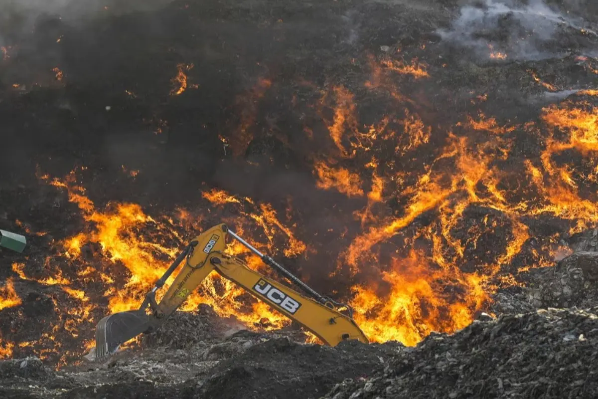 Delhi: Danger Looms As Ghazipur Landfill Fire Rages On