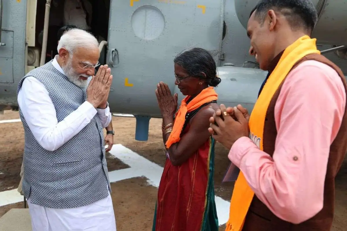 PM Modi Meets Ankola Fruit Seller Mohini Gowda In Sirsi Visit; Gesture Applauded By Public