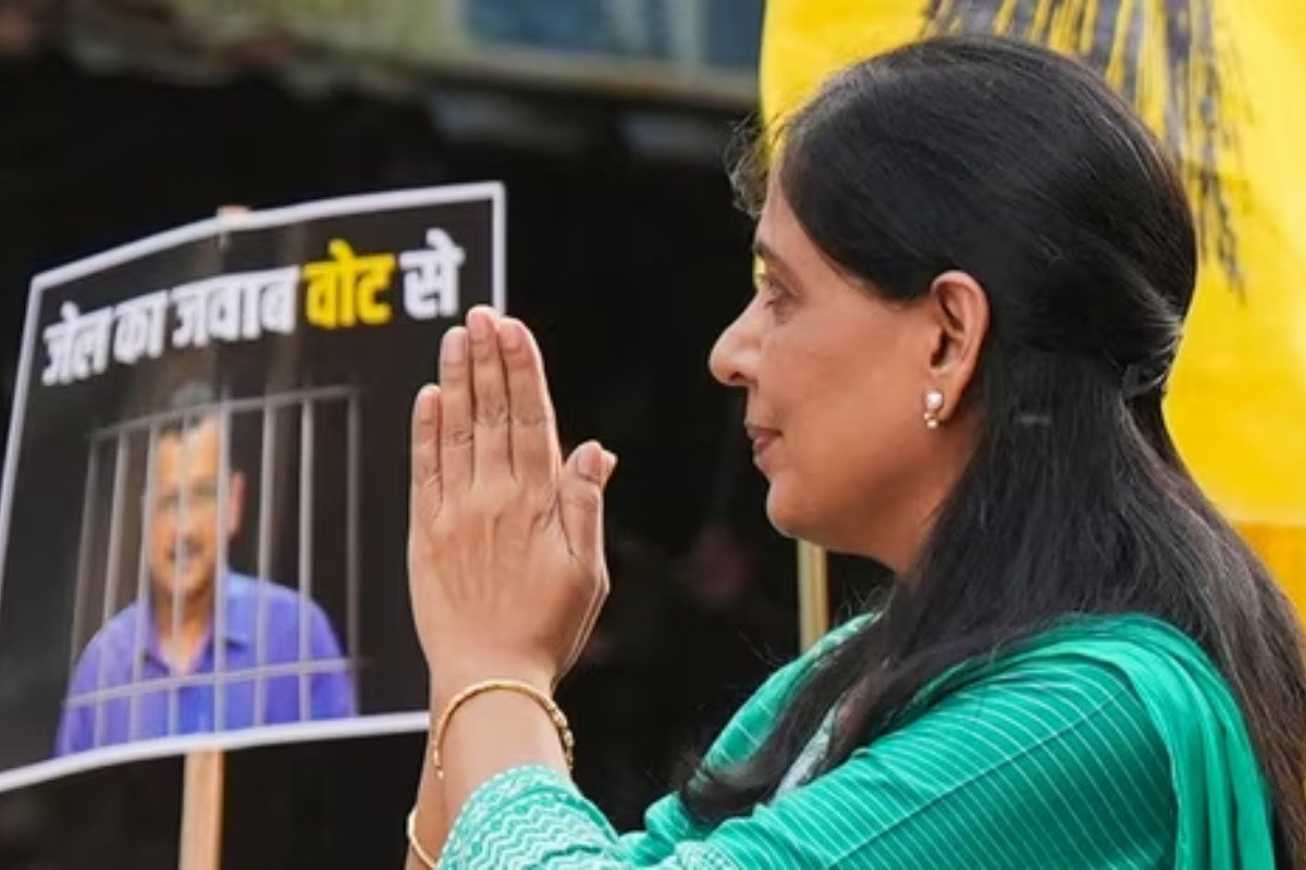 Sunita Kejriwal Leads Maiden Campaign Roadshow, Says ‘Arvind Kejriwal ‘sher’, Nobody Can Break Him’