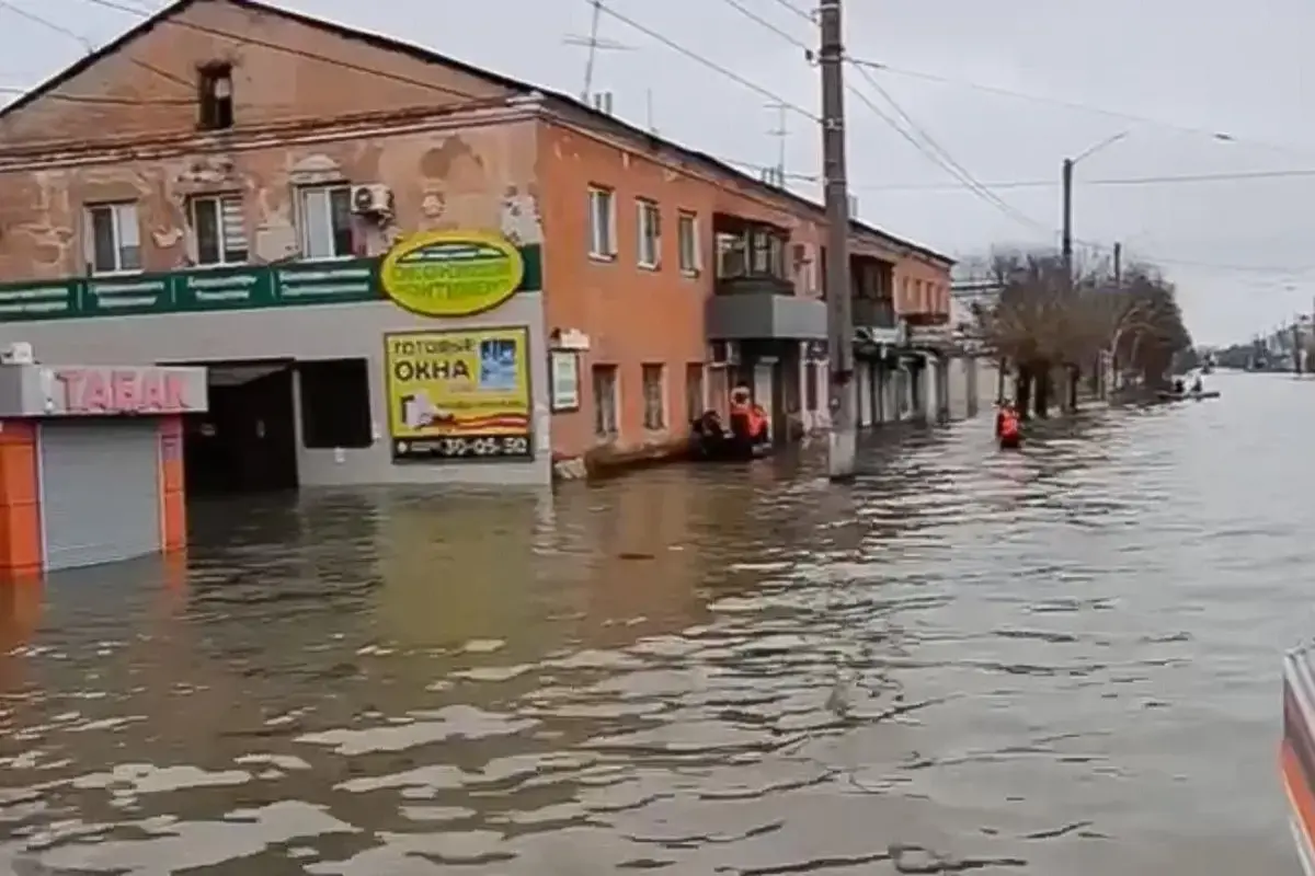 Over 10,000 Houses Flood Across Russia As Ural River Surges