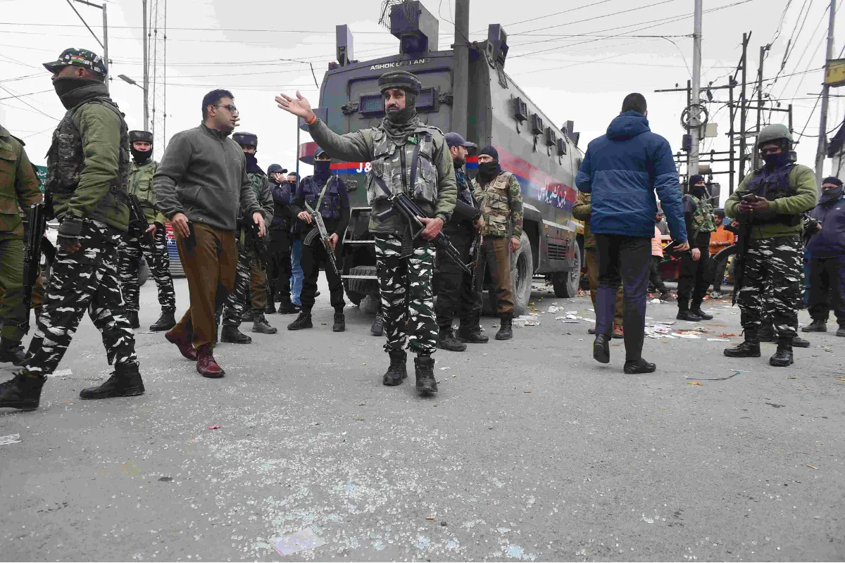 SHOPIAN TAXI DRIVER