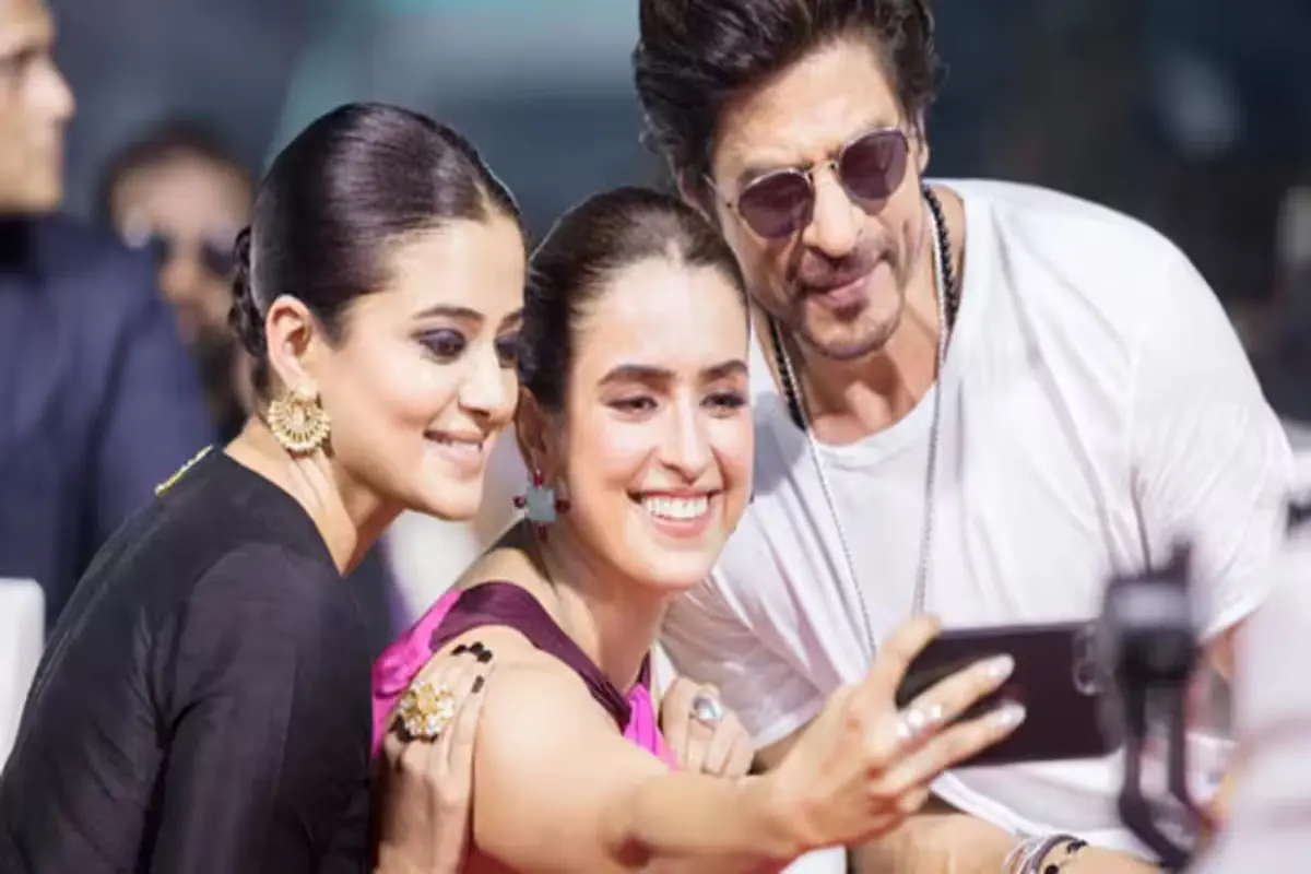Priyamani and Sanya Malhotra click a selfie with Shah Rukh Khan at an event for Jawan.