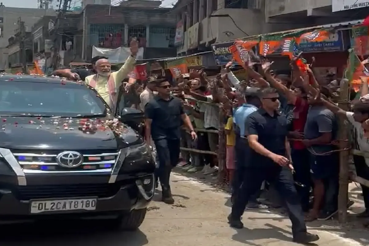 PM Suddenly Holds Road Show In Barrackpore, Huge Crowd Gathers To Welcome Modi, Video Viral