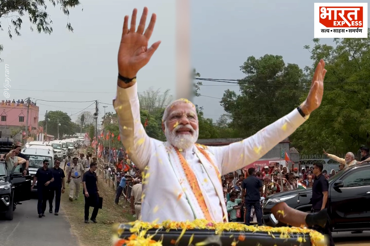 PM Modi’s Roadshow in Purulia: Enthusiastic Crowds Gather, Chanting ‘Modi! Modi!’