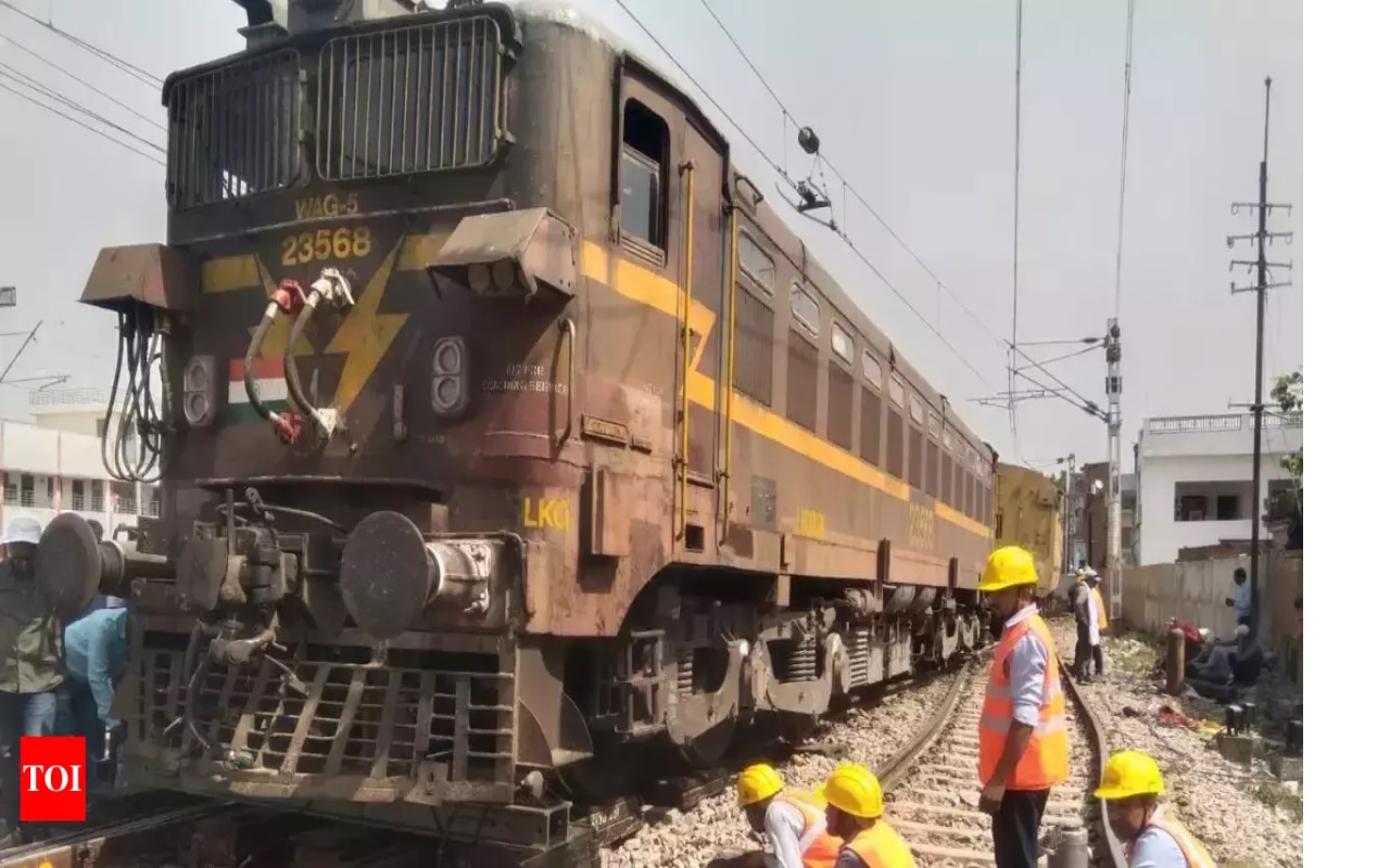 Bareilly-Prayagraj Sangam engine derails, major accident averted