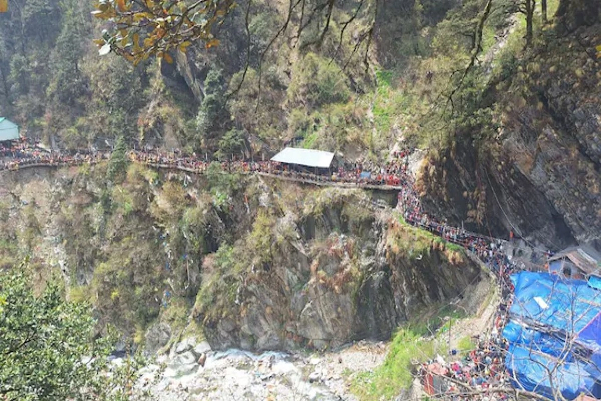 Chaotic Scenes Unfold: Devotees Endure Hours-Long Wait on Hillside Path at Yamunotri