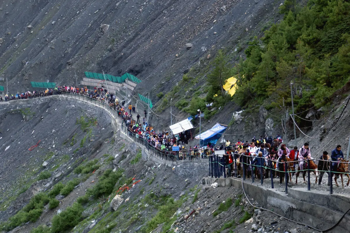 Amarnath Yatra Witnesses Continued Devotion Amidst Challenging Weather Conditions