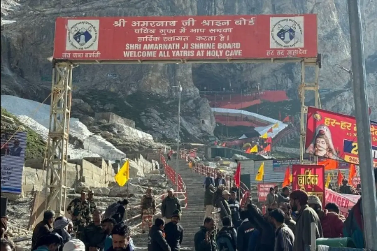 Amarnath Yatra Continues Amid Rain, Over 19,000 Devotees Perform Darshan, Fresh Batch Departs For Kashmir