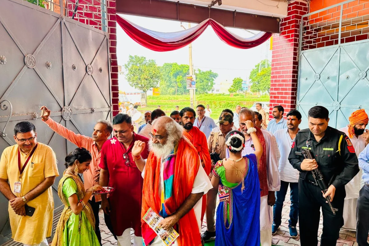 Acharya Shri Pramod Krishnam Ji Maharaj Graces School Prayer Session As Honored Guest