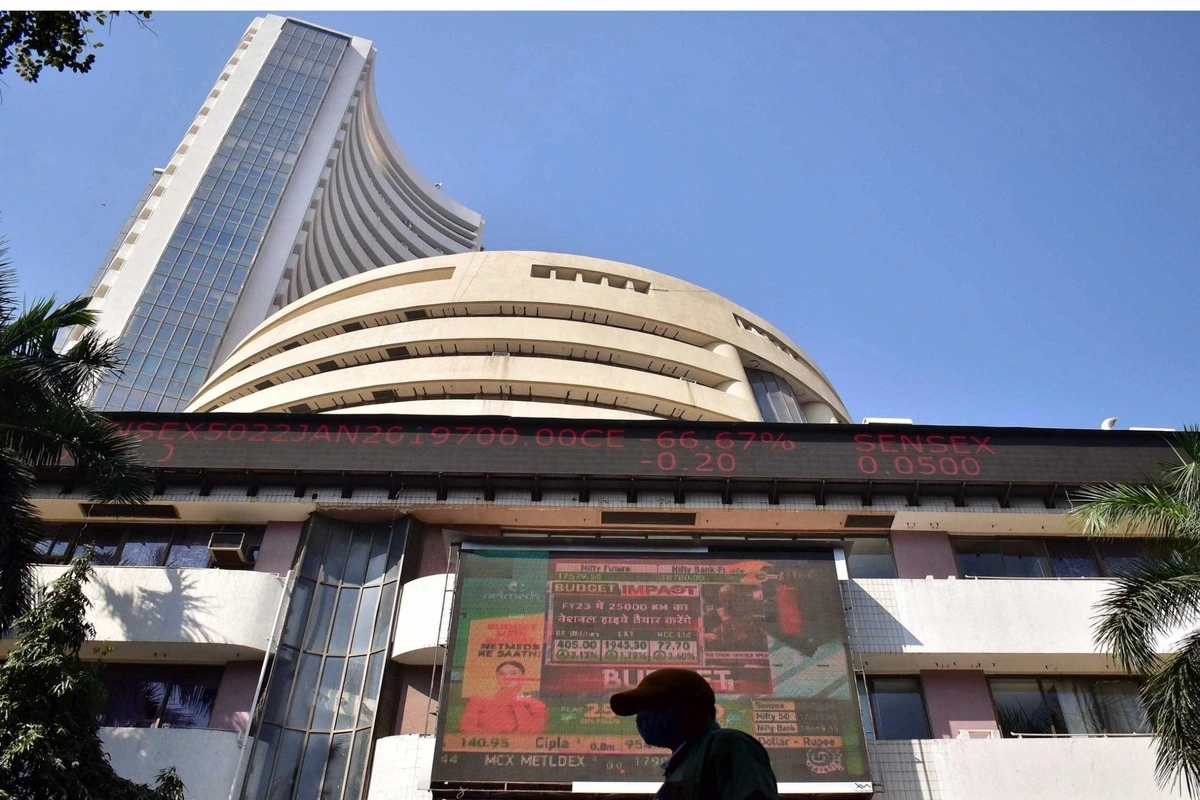 Indian Equity Markets Trade Flat Amid Mixed Global Cues