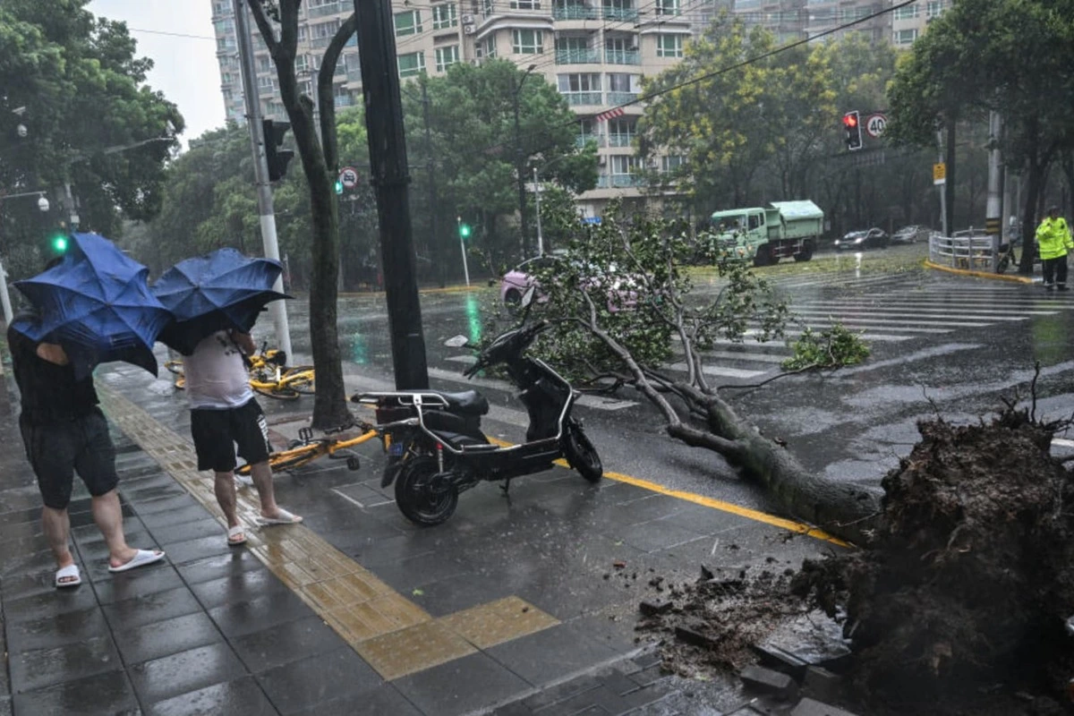 Typhoon Bebinca Hits Shanghai, Causes Widespread Disruptions