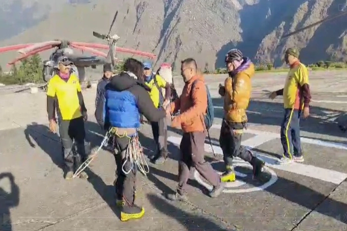 Successful Rescue Of Stranded Mountaineers On Chaukhamba Peak After 80-Hour Effort