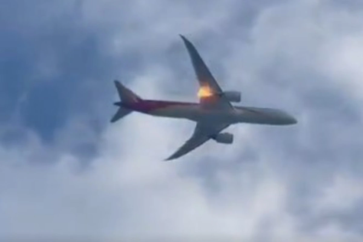 Boeing 787 Dreamliner Returns To Rome After Engine Fire