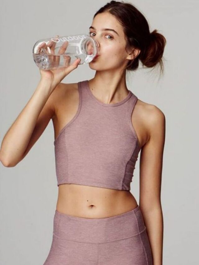 6 Surprising Benefits Of Drinking Water On An Empty Stomach