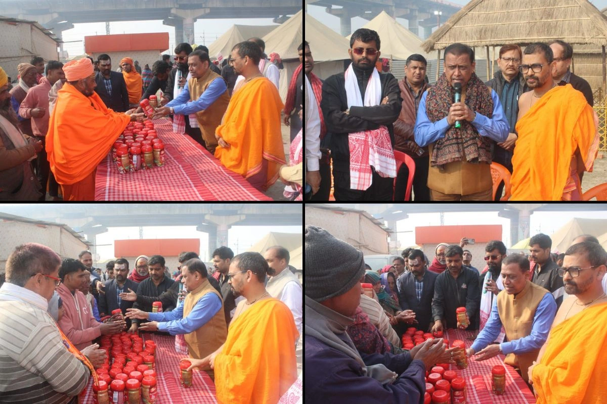 Maha Kumbh: LIC Chairman Siddharth Mohanty Visits Kumbh Mela, Distributes Chyawanprash