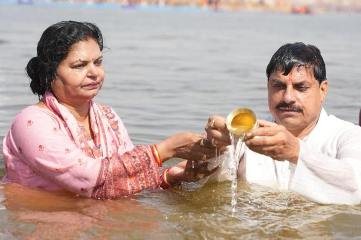 MP CM Mohan Yadav Takes Holy Dip In Sangam With FamilyMP CM Mohan Yadav Takes Holy Dip In Sangam With Family