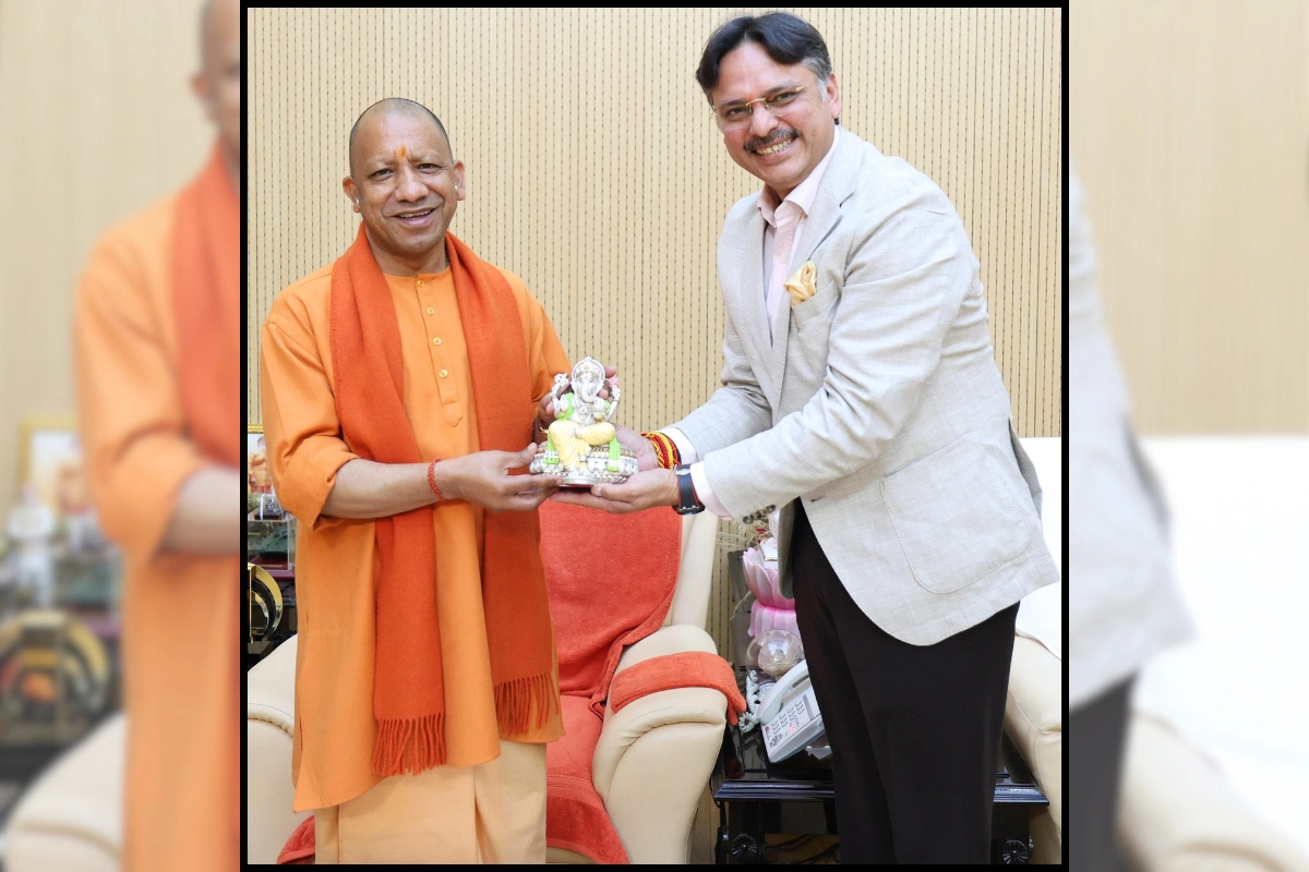 Rajeshwar Singh Receives Blessings From CM Yogi Adityanath