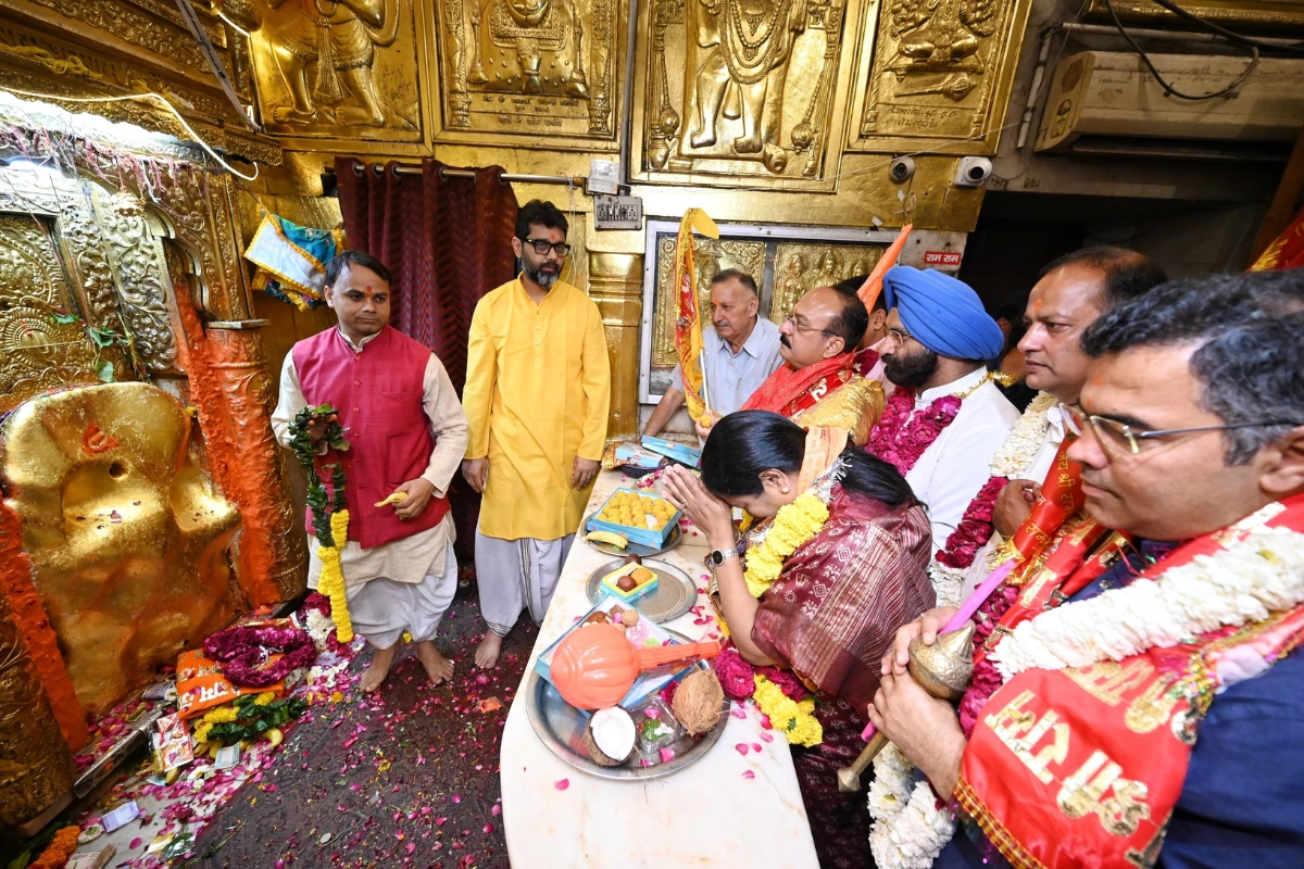 Delhi CM Rekha Gupta Offers Prayers At Hanuman Temple Ahead Of Budget Presentation