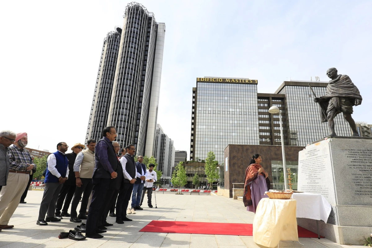 Kanimozhi-Led Delegation Pays Homage To Mahatma Gandhi In Spain