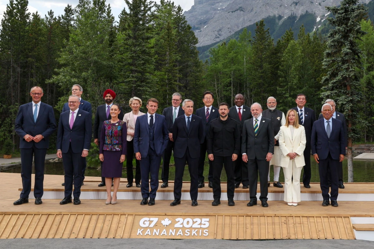 PM Modi - G7- Group Photo- Leaders