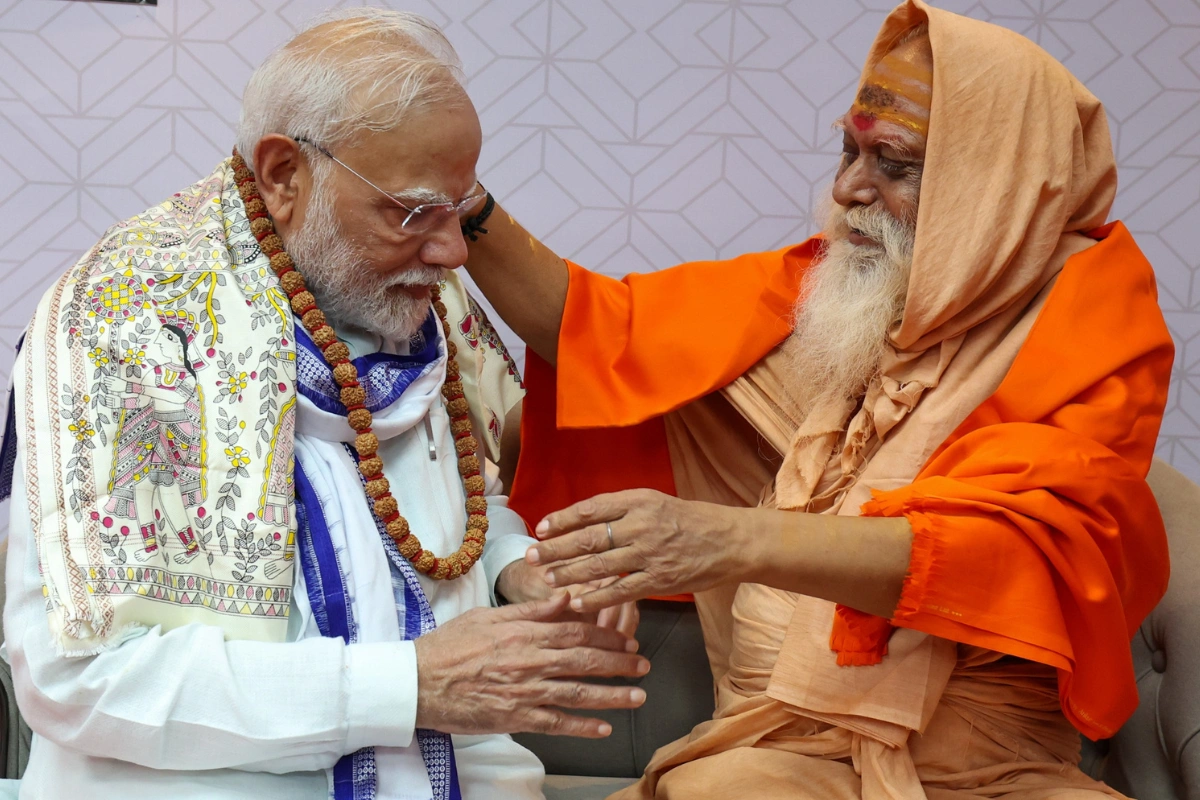 PM Modi Meets Swami Shakti Sharananand Saraswati In Motihari; Receives Blessings & Praise For Global Vision