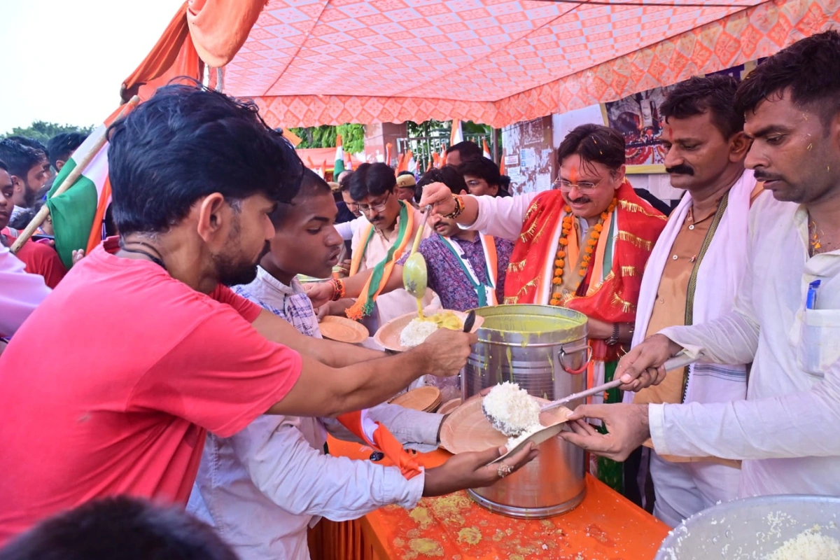 Dr Rajeshwar Singh’s Tara Shakti Free Kitchen Completes Two Years Of Selfless Service In Sarojini Nagar