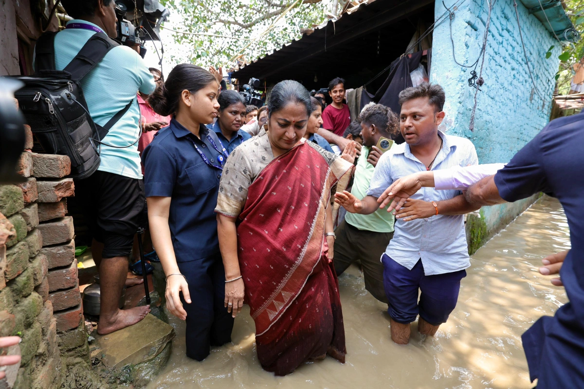 Delhi CM Rekha Gupta Reviews Flood-Hit Yamuna Bazar; Assures 24×7 Support