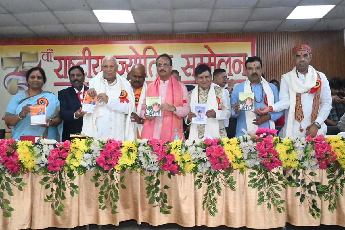 Dr Dinesh Sharma Highlights Scientific Basis Of Jyotish At 75th National Astrology Maha Sammelan